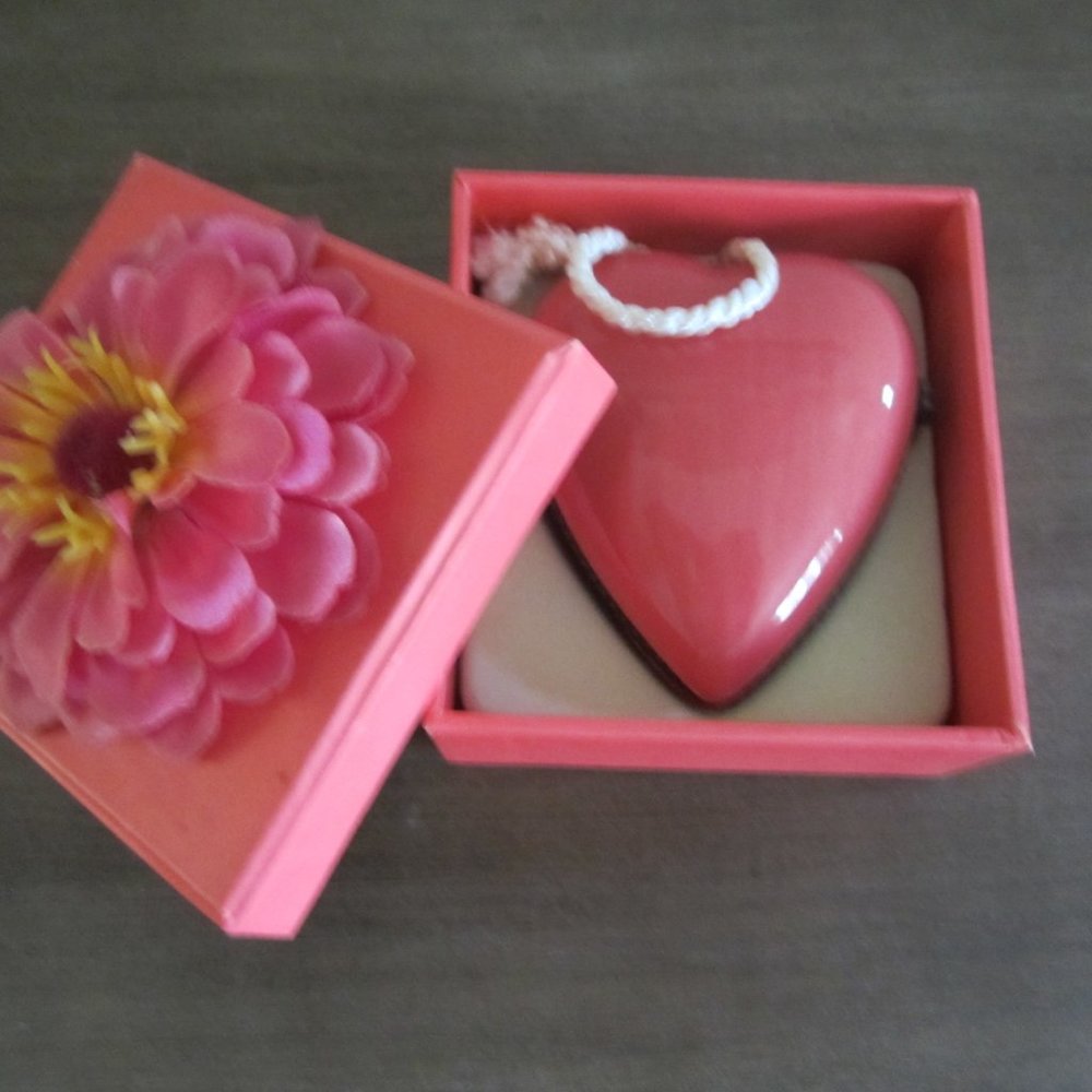 HALLMARK VINTAGE SIGNATURE HEART POCKET LOCKET IN BEAUTIFUL BOX, NIB...